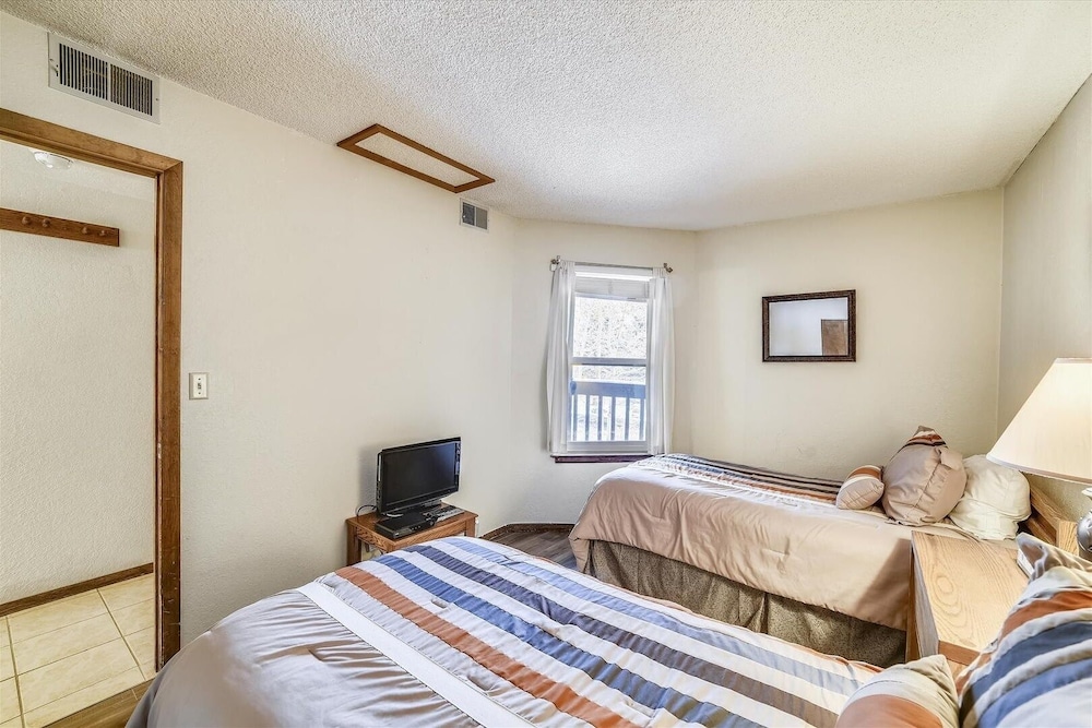 Mountainside 155a 2 Bedroom Condo by RedAwning