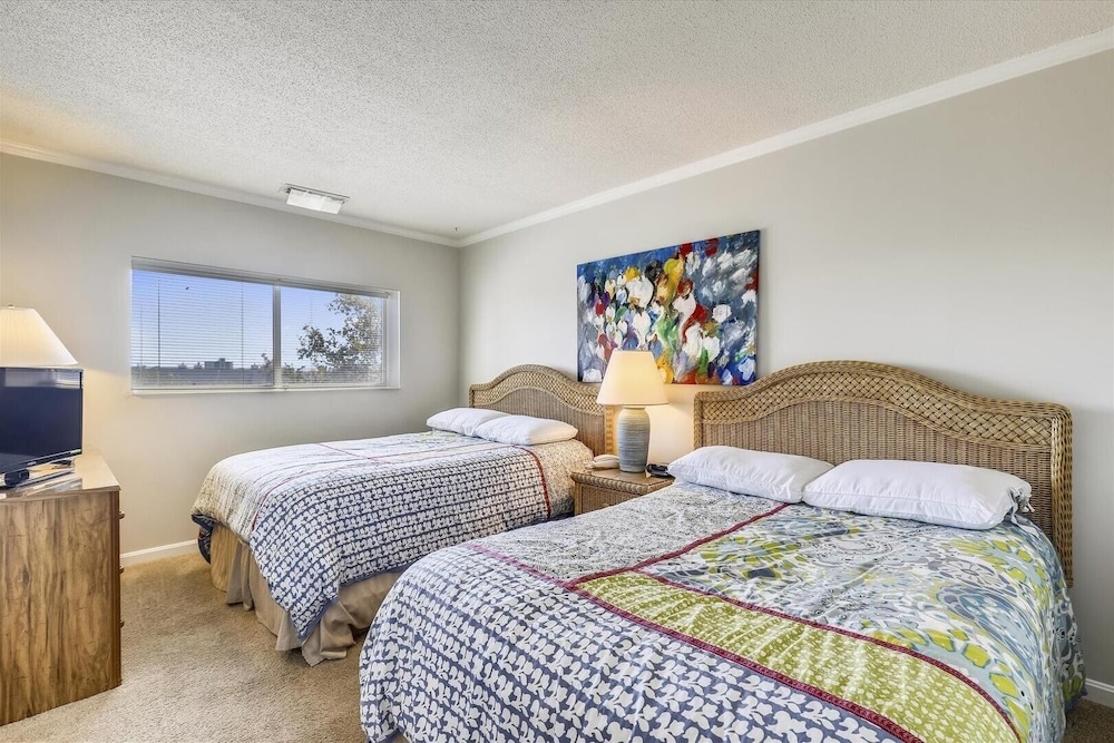 Harbour Island 403l 2 Bedroom Condo by RedAwning