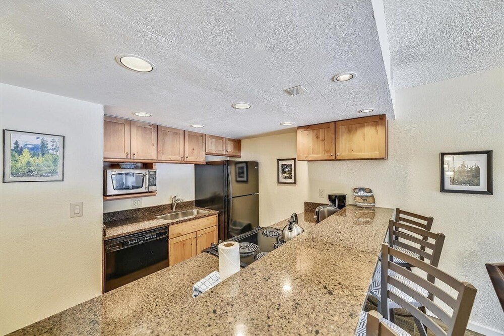 Mountainside 145a 2 Bedroom Condo by RedAwning