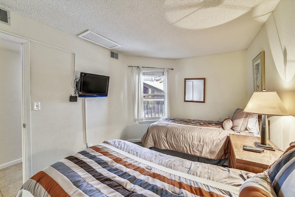 Mountainside 145a 2 Bedroom Condo by RedAwning