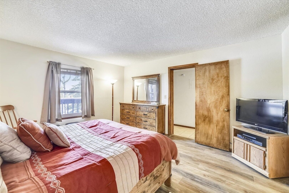 Mountainside 155a 2 Bedroom Condo by RedAwning