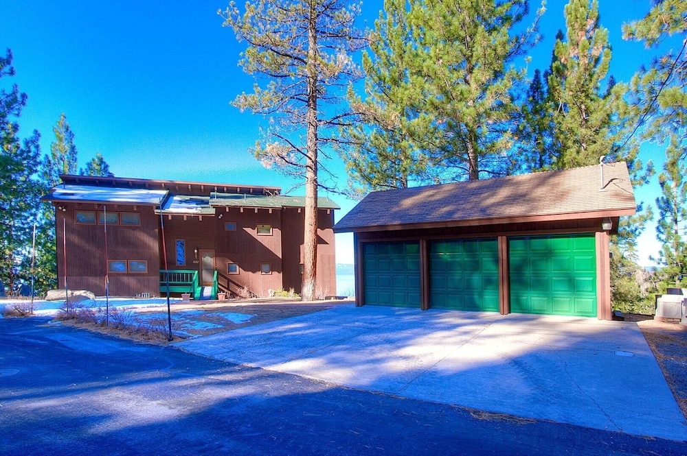 Lake View Glen 4 Bedroom Home by RedAwning - Property Image 9