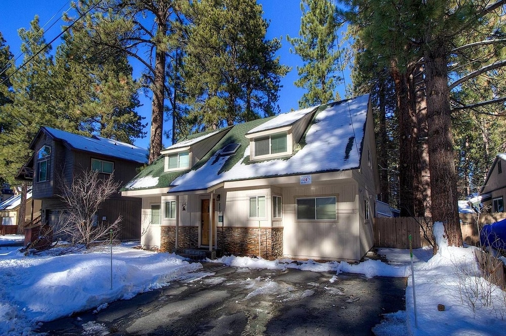 Corner Pocket Chalet 5 Bedroom Home by RedAwning view 3