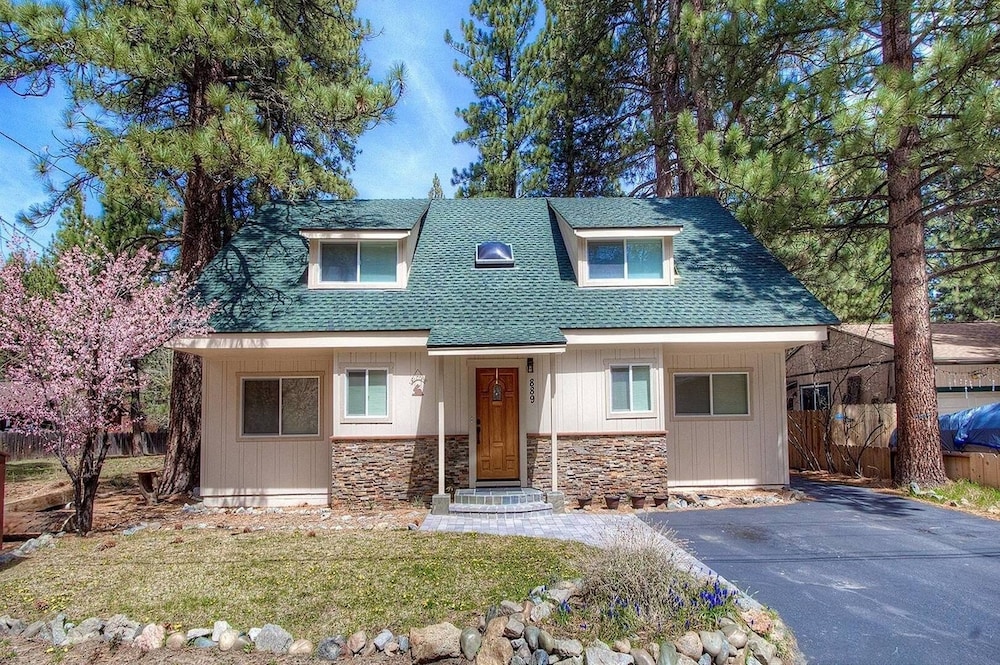Corner Pocket Chalet 5 Bedroom Home by RedAwning view 2