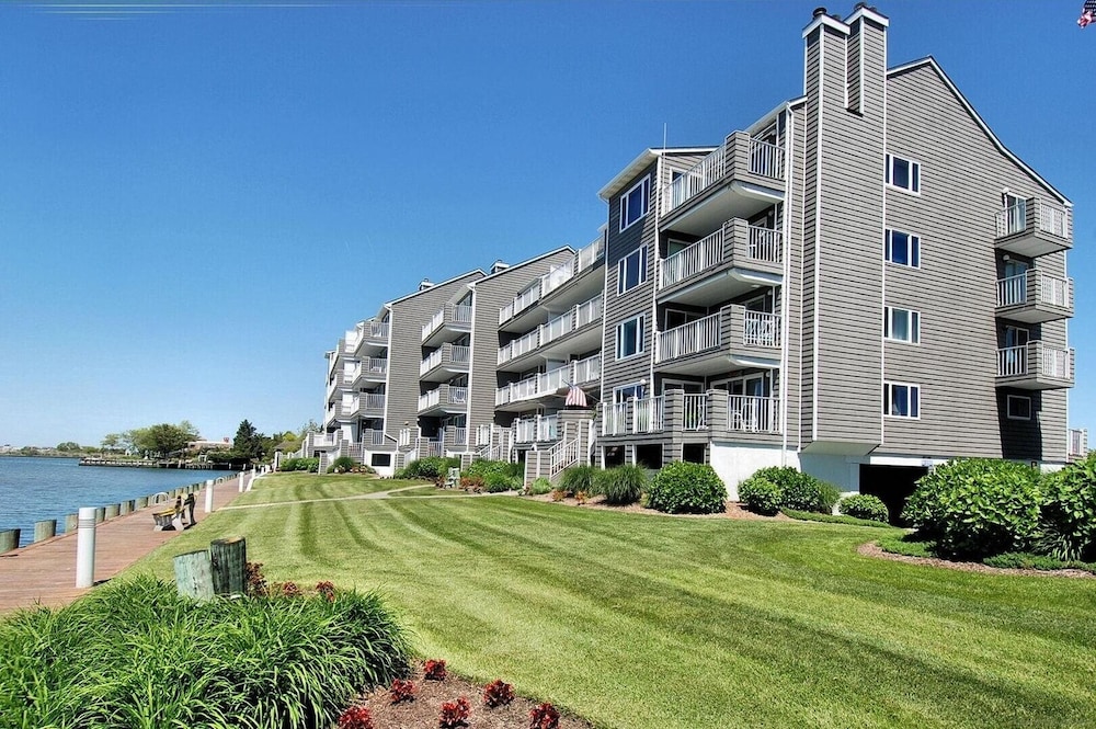 Harbour Island 403l 2 Bedroom Condo by RedAwning