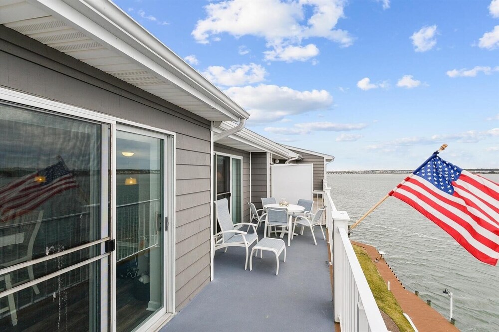 Harbour Island 403l 2 Bedroom Condo by RedAwning