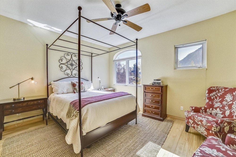 Larson Lane 217 - 4 Br Home