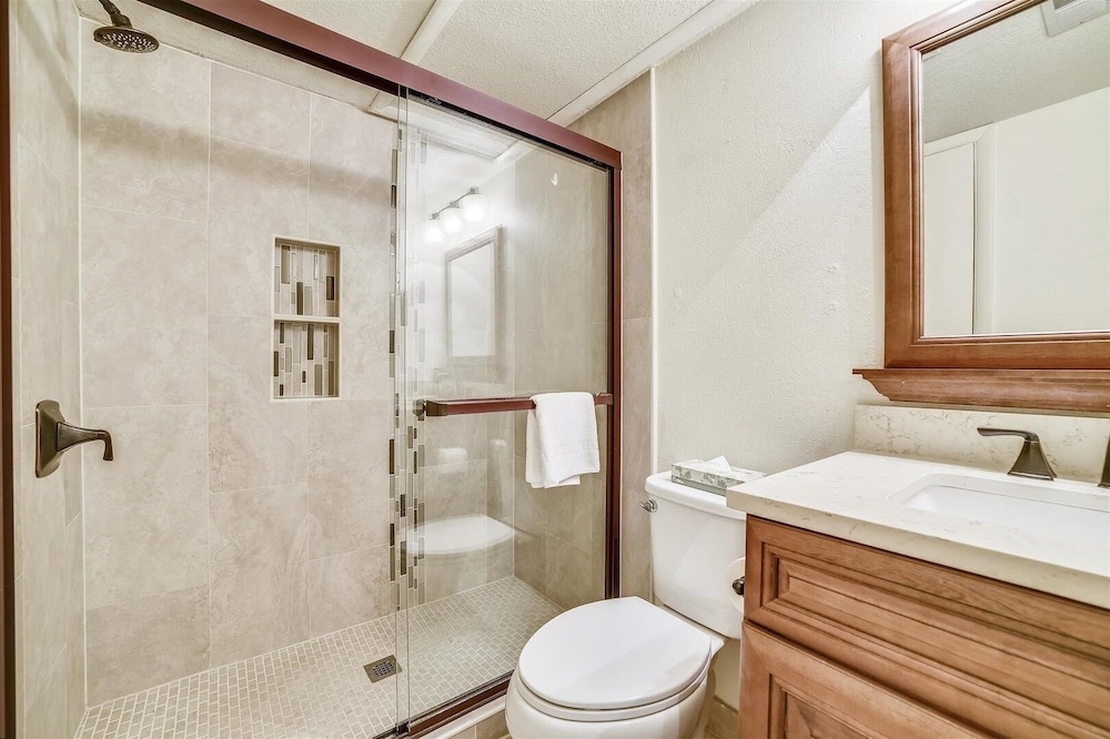 Mountainside 155a 2 Bedroom Condo by RedAwning