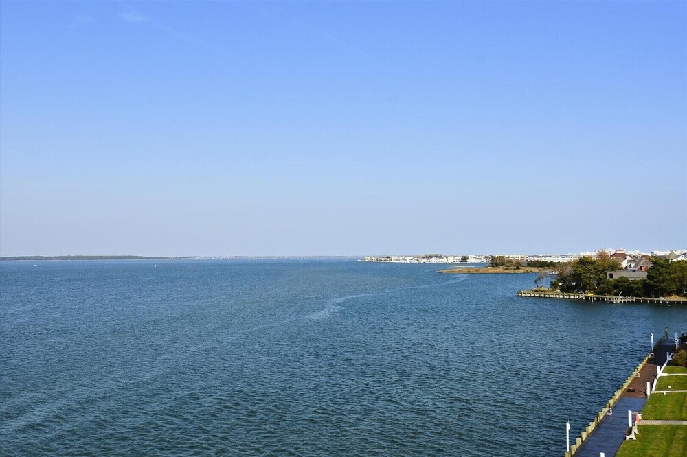 Harbour Island 403l 2 Bedroom Condo by RedAwning