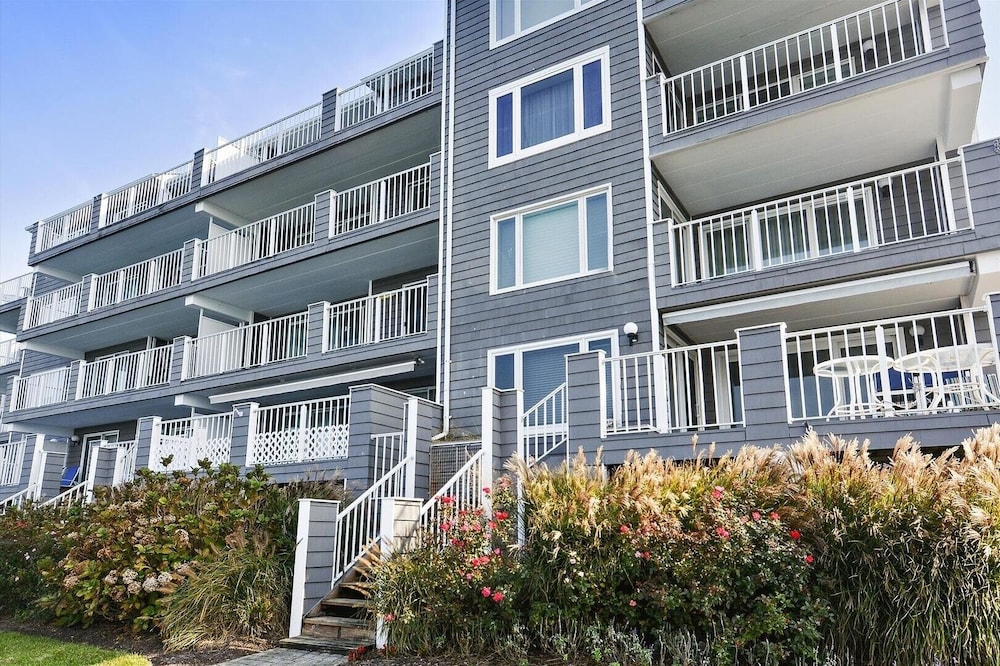 Harbour Island 403l 2 Bedroom Condo by RedAwning
