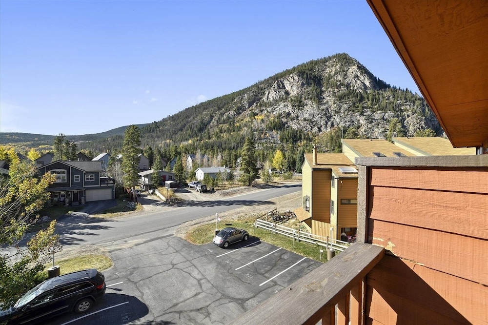 Cedar Lodge  309 Studio Bedroom Condo by RedAwning