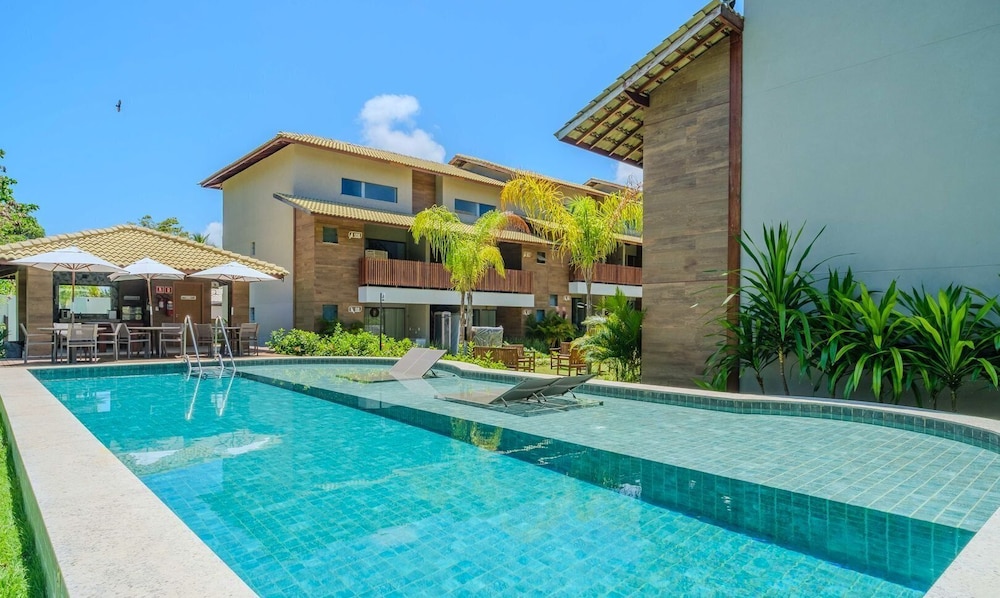 Apt w/ Pool and 2 Suites in Guarajuba Tra0014