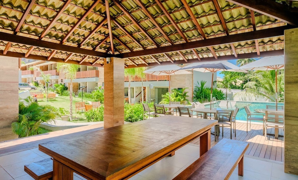 Apt w/ Pool and 2 Suites in Guarajuba Tra0014