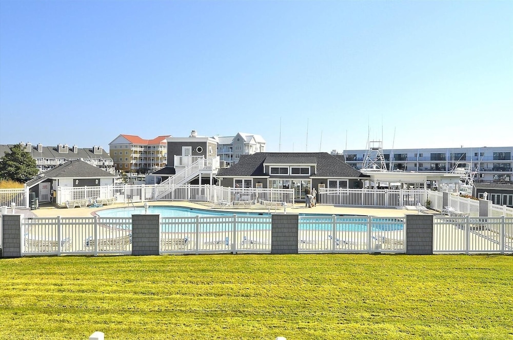 Harbour Island 403l 2 Bedroom Condo by RedAwning