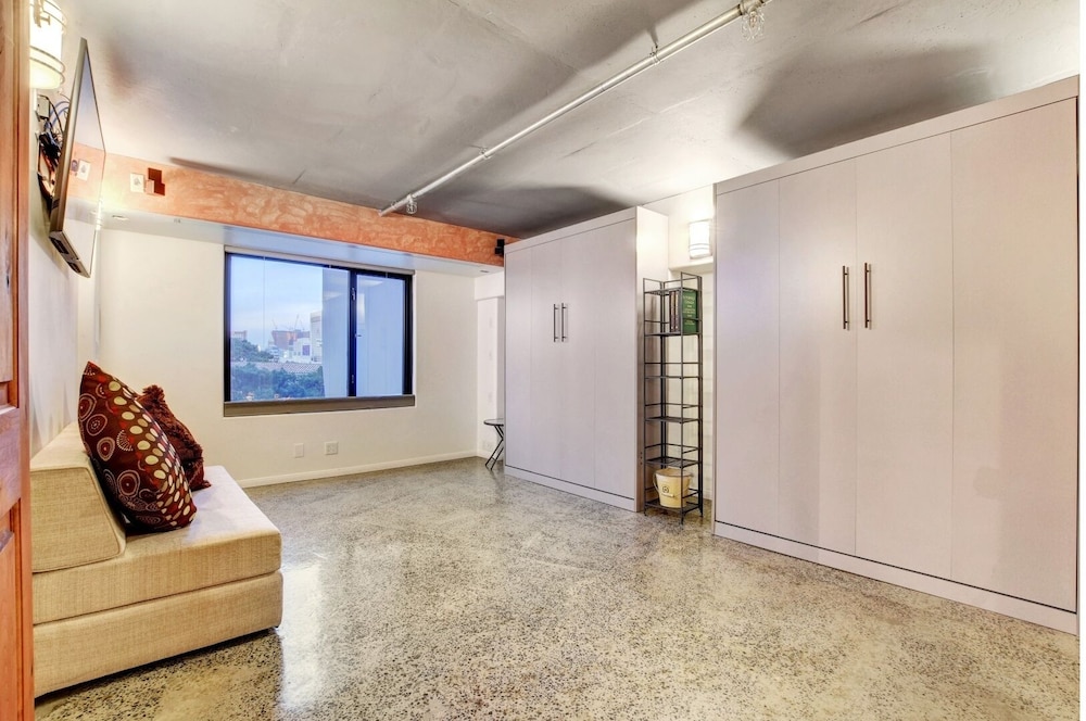 LVStripHouse Condos Sleeps up to 14
