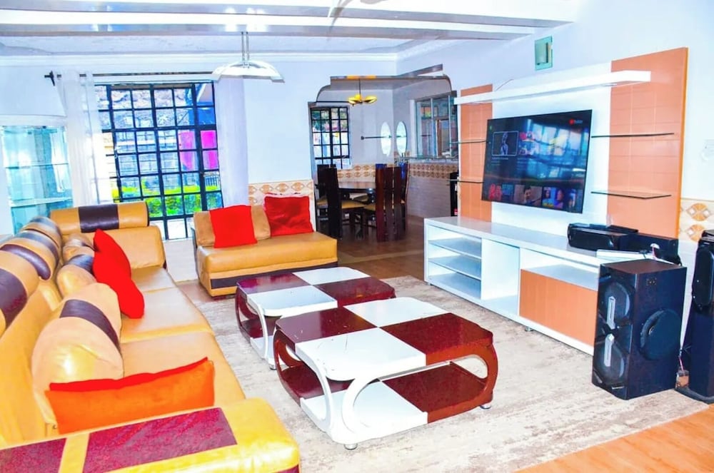 Majestic Airport Villa