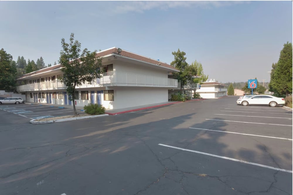 Shasta Vista Inn & Suites