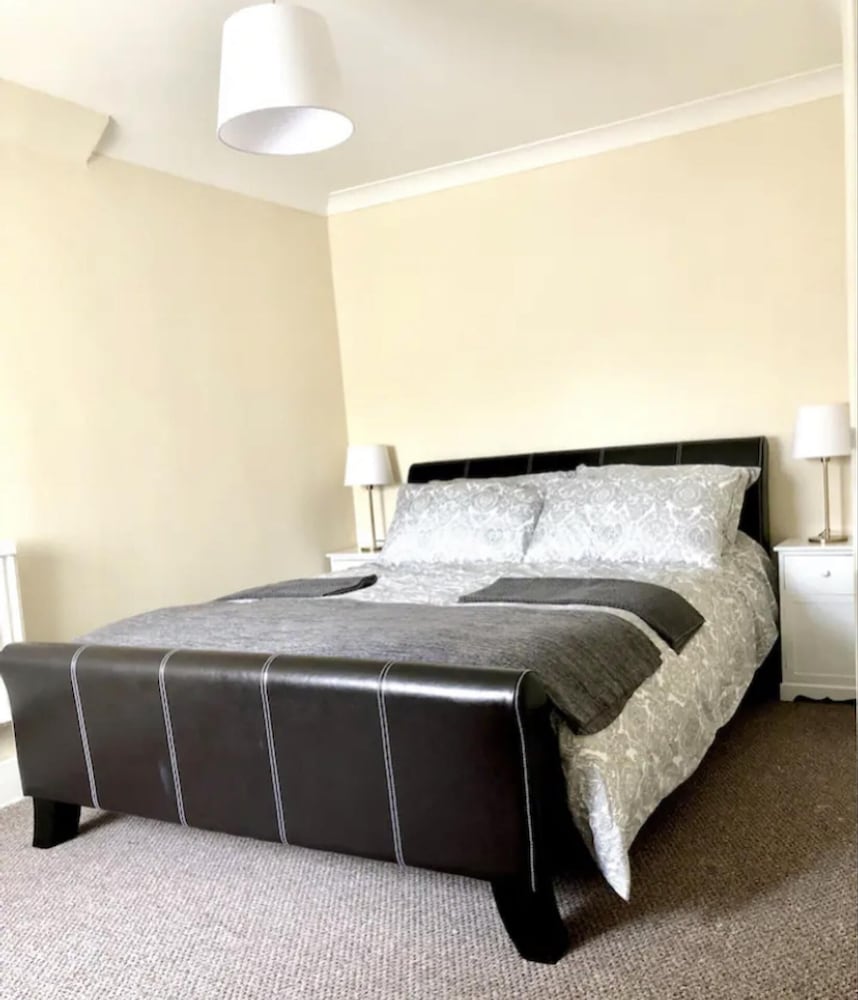 Ac Lounge 115 1-bed Apartment in Rochford view 2