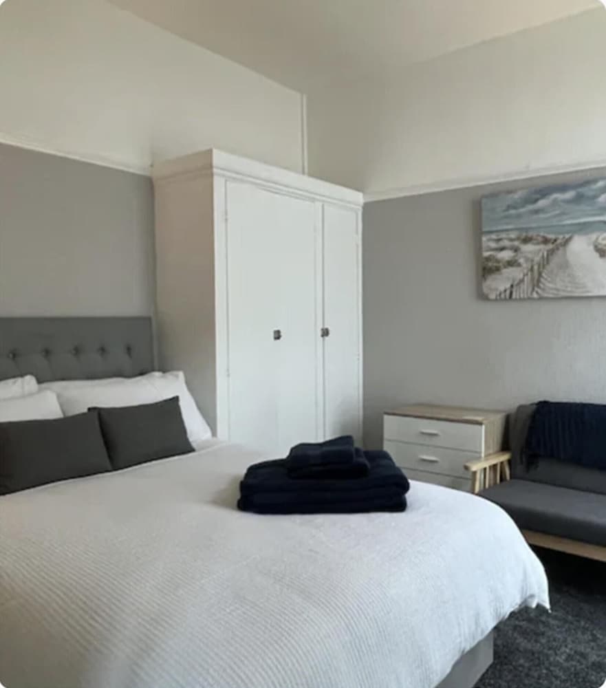 4 bed Studio in Rhyl With Parking - Close to Beach