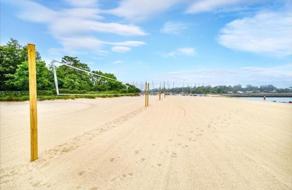 Bridgeport Vacations - Black Rock Home - 4 bed - Jacuzzi Bath - Beach - Property Image 1