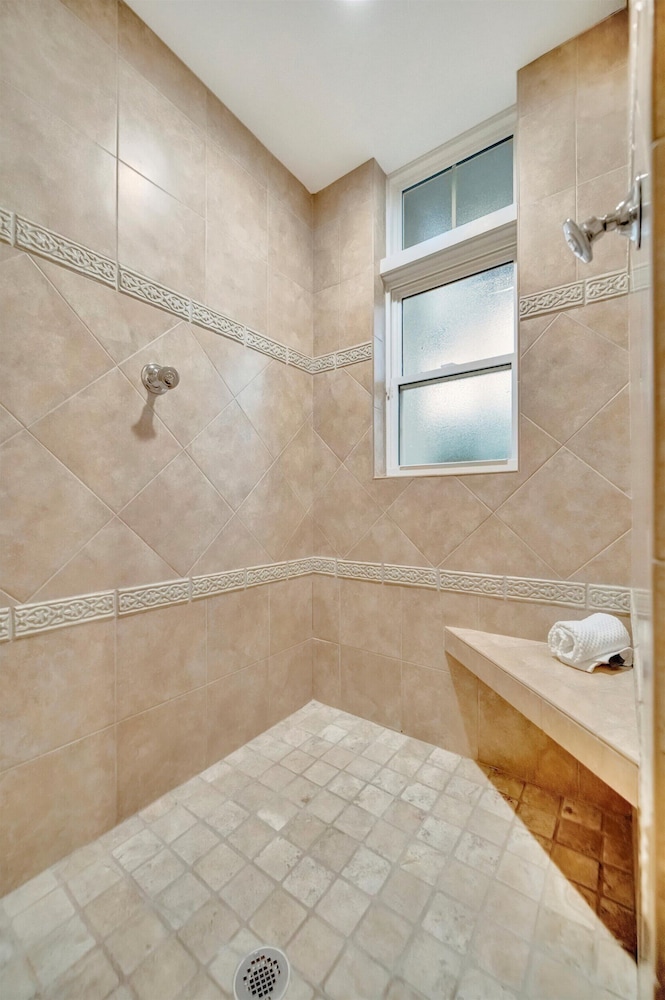 Beachfront With Private Balcony Heated Pool and Spa
