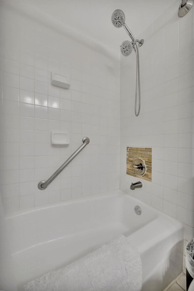 Sunset Suite - Private Balcony Gym Pool