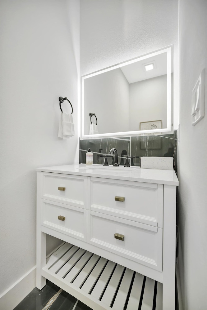 4br3ba Modern Sleeps 10 8 Minutes to Raymond James