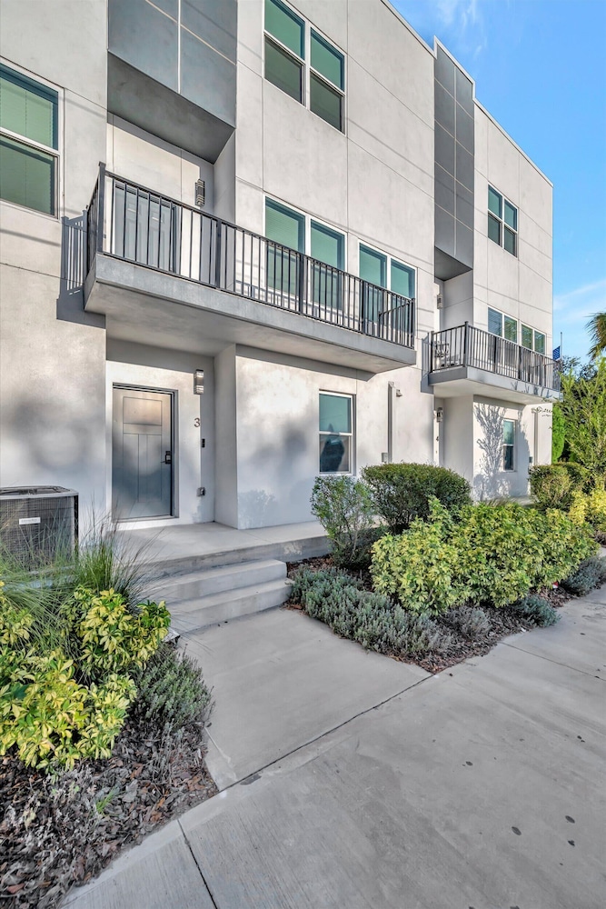 4br3ba Modern Sleeps 10 8 Minutes to Raymond James