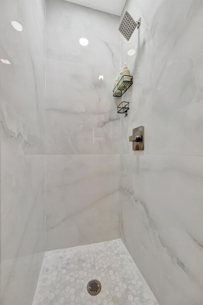 4br3ba Modern Sleeps 10 8 Minutes to Raymond James