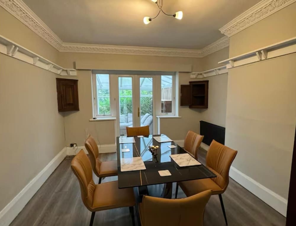 Buxton 5-bed Retreat - Sleeps 11, Parking & Garden