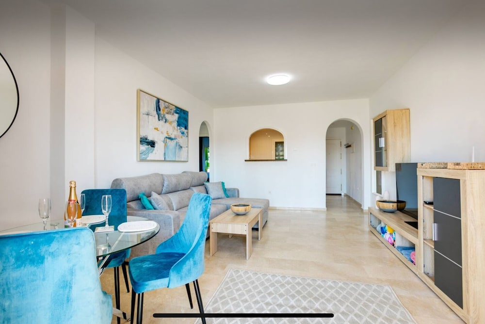 Coastal Apartment/pool/garden/kingbed/acon/freep