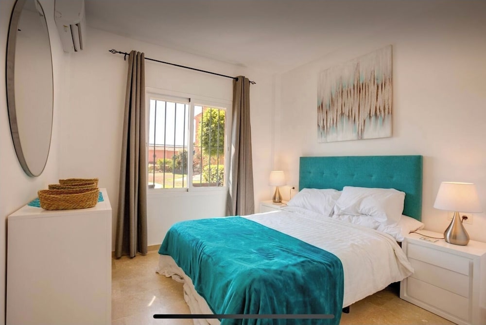 Coastal Apartment/pool/garden/kingbed/acon/freep