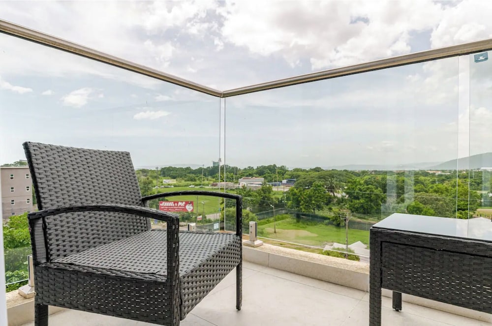 Luxe City Oasis 2BR with Pool & Gym