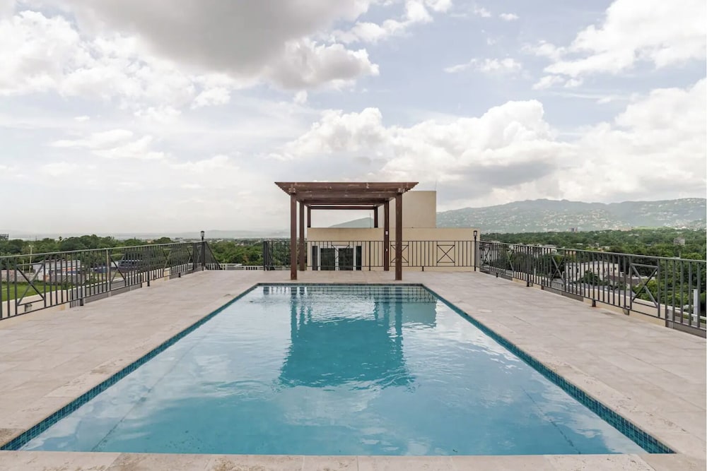 Luxe City Oasis 2BR with Pool & Gym