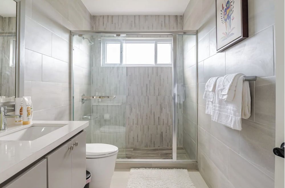 Luxe City Oasis 2BR with Pool & Gym