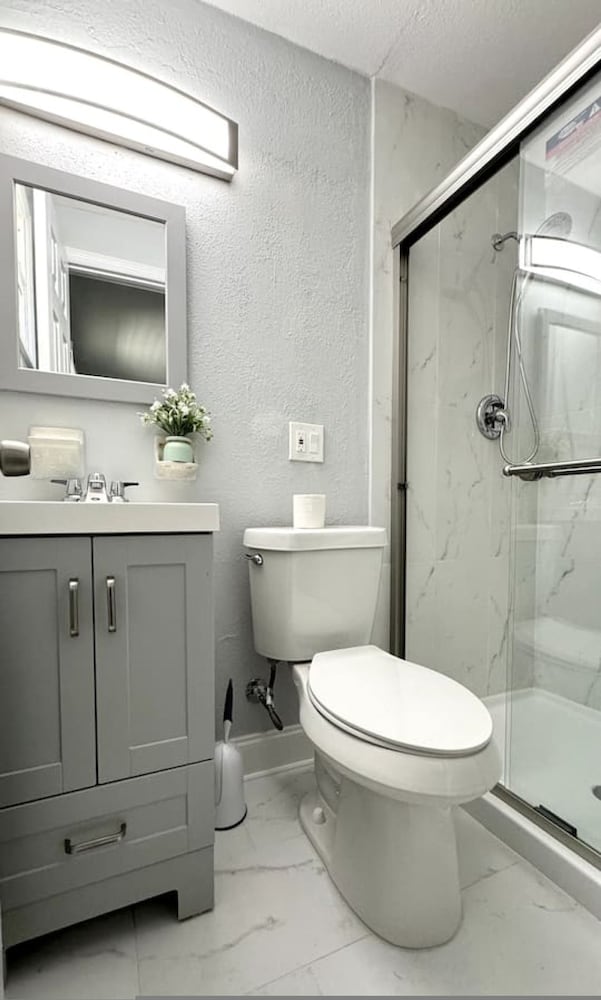 New Fresh House in Seminole Close to Beach