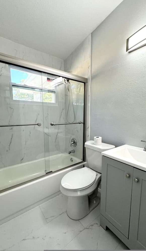 New Fresh House in Seminole Close to Beach
