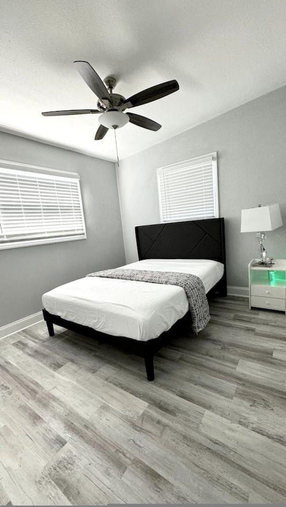 New Fresh House in Seminole Close to Beach