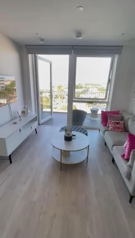 Central Wembley 2BR Modern Clean Connected