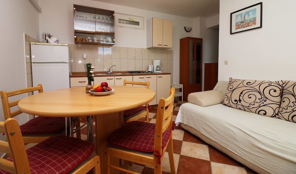 Elvi - Amazing Position & Parking - A2