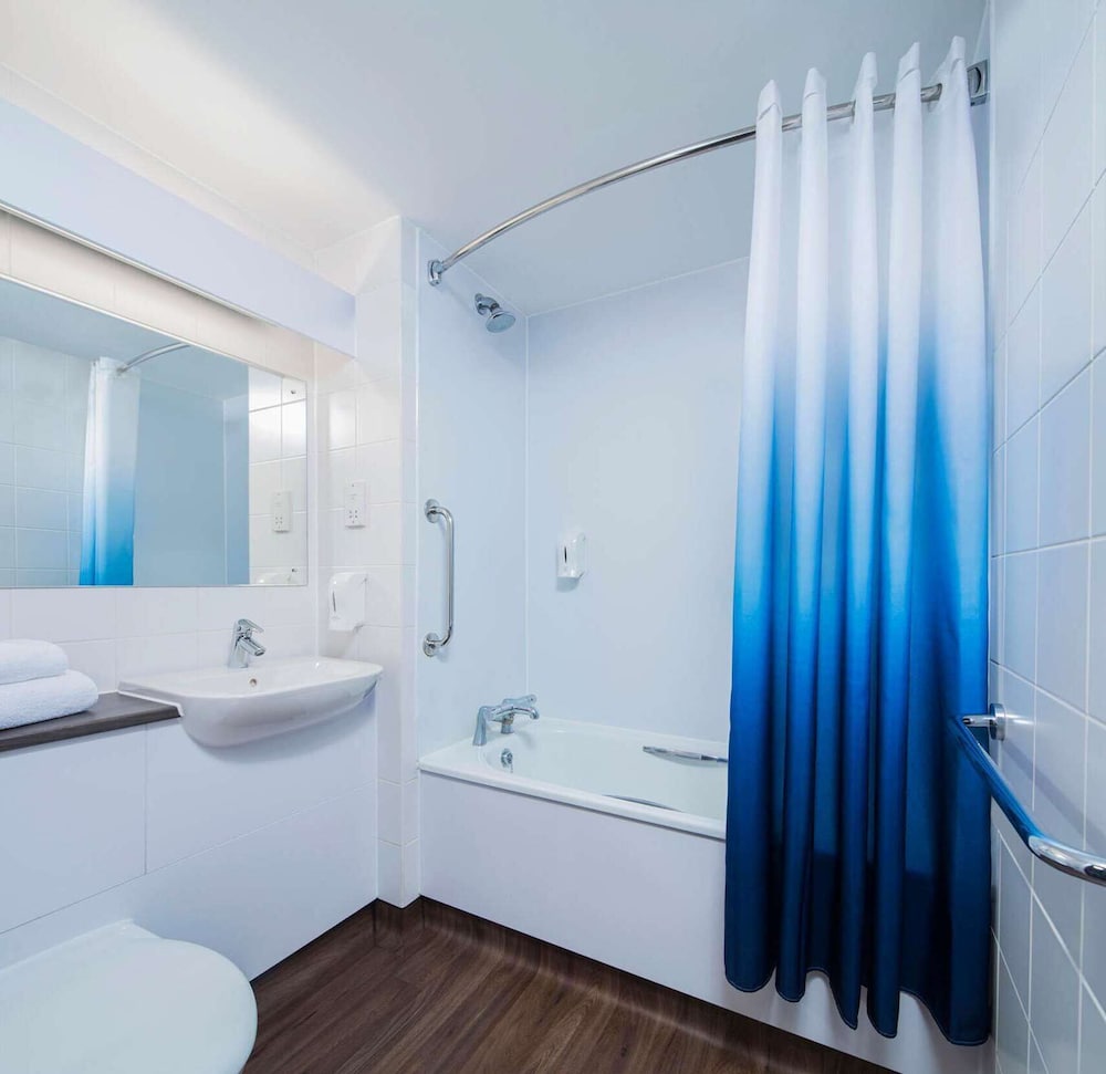 Travelodge London Central City Road Hotel 2