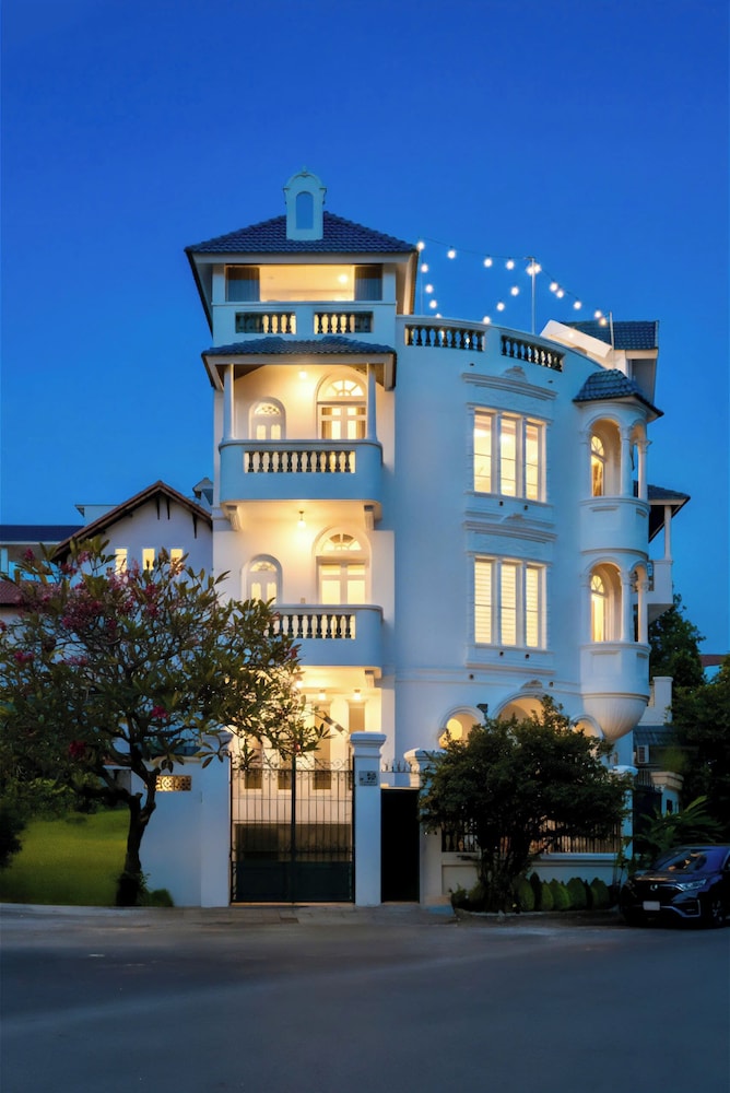 Lux white villa 9 Bedrooms