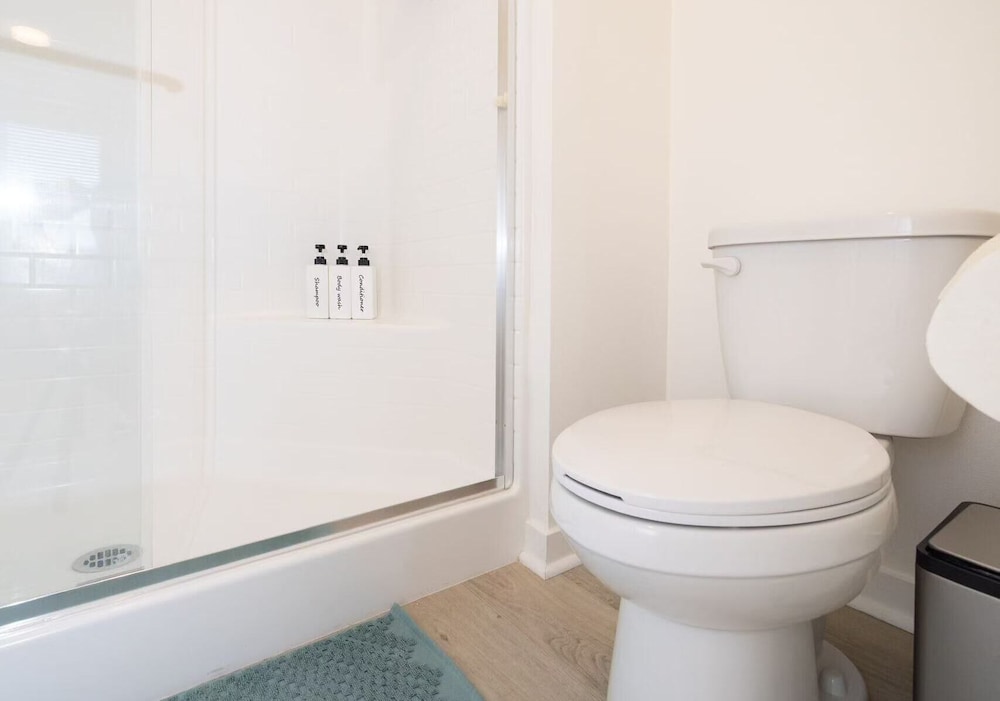 Near ONT Modern Designer Stay Bright Chic Spacious