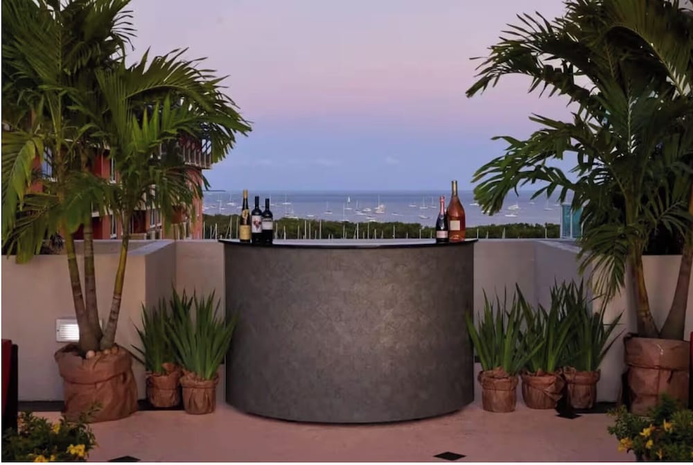 Arya Residences & Suites