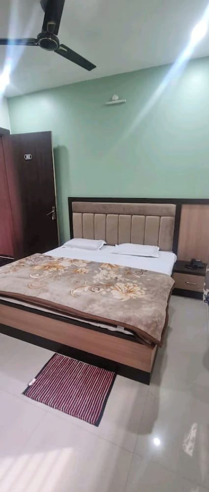 Hotel Saraswati dhaam Near Prem Mandir