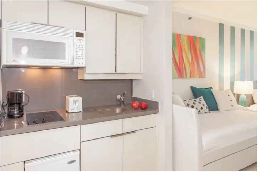 Arya Residences & Suites