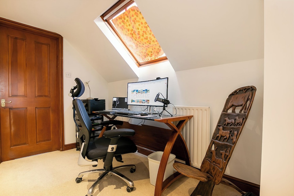 Lovely 5BD Home with Cinema & Games Room