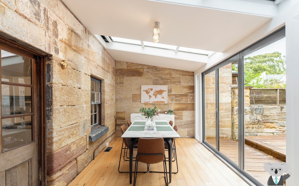 Kozyguru | Balmain | Charming 3 Room Cottage