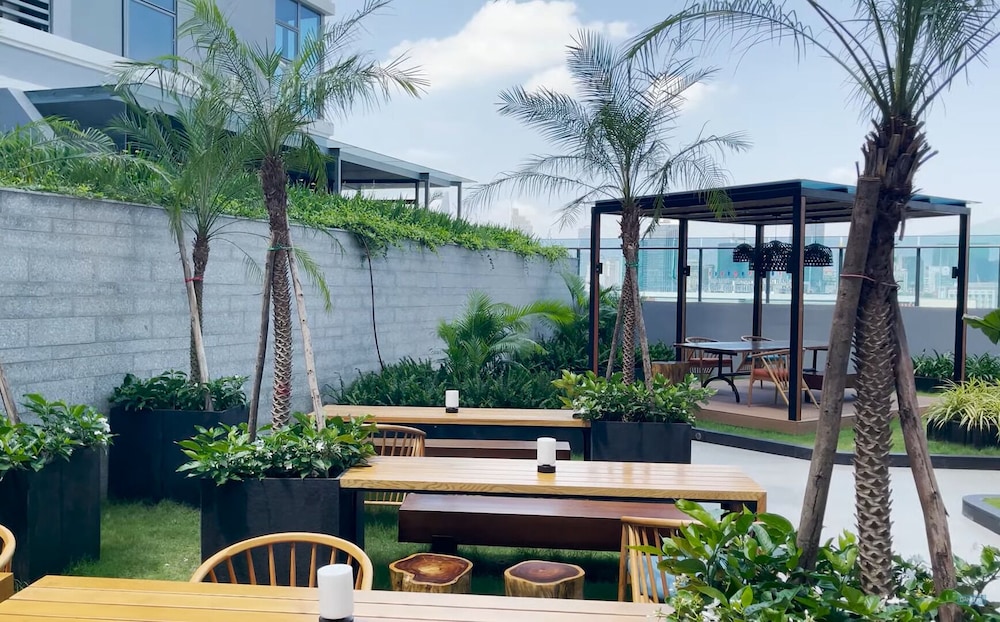 Skyway White & Silver Riverside Resident - Binh Thanh, HCM