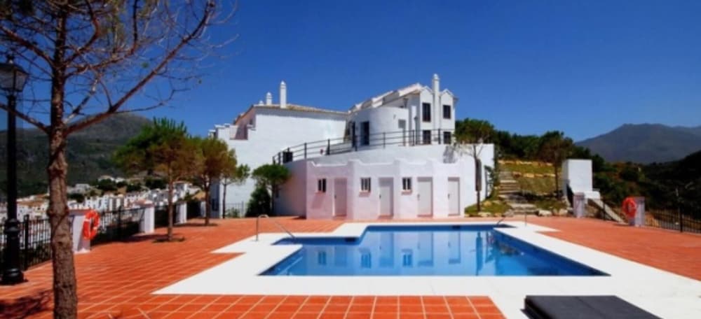Stylish House, Patio, Pool, Mountains, Stunning White Village, sea 20 Mins Away